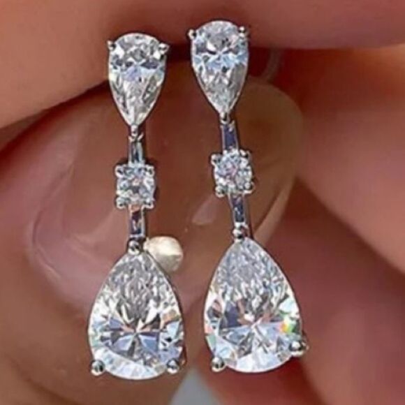 🔅🆕🔅✨ Elegant TearDrop Silver Plated Simulated Crystal Drop Earrings✨ - Picture 1 of 8